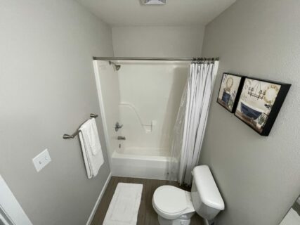 Cozy and Modern Bathroom